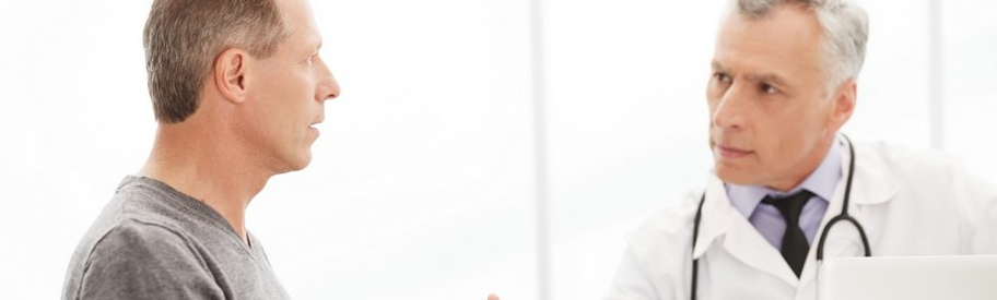 Ein Mann mit Prostatitis an der Rezeption eines Urologen