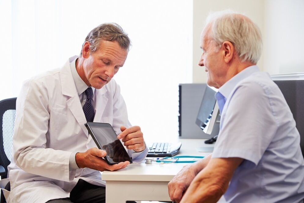 Patient mit Prostatitis bei einem Arzttermin eines Arztes