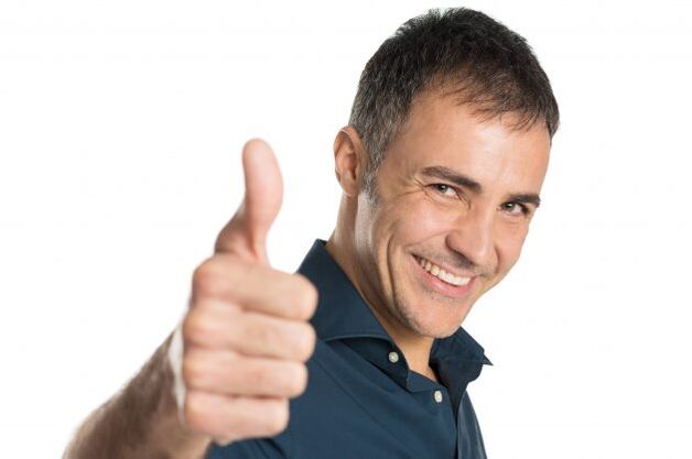 Ein Mann ist mit der Behandlung von Prostatitis mit Medikamenten zufrieden